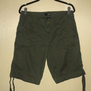 a.n.a cargo knee length shorts army green size 12